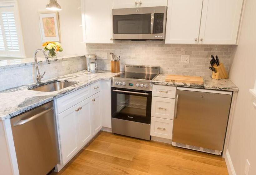 リゾートホテル The East Island Reserve