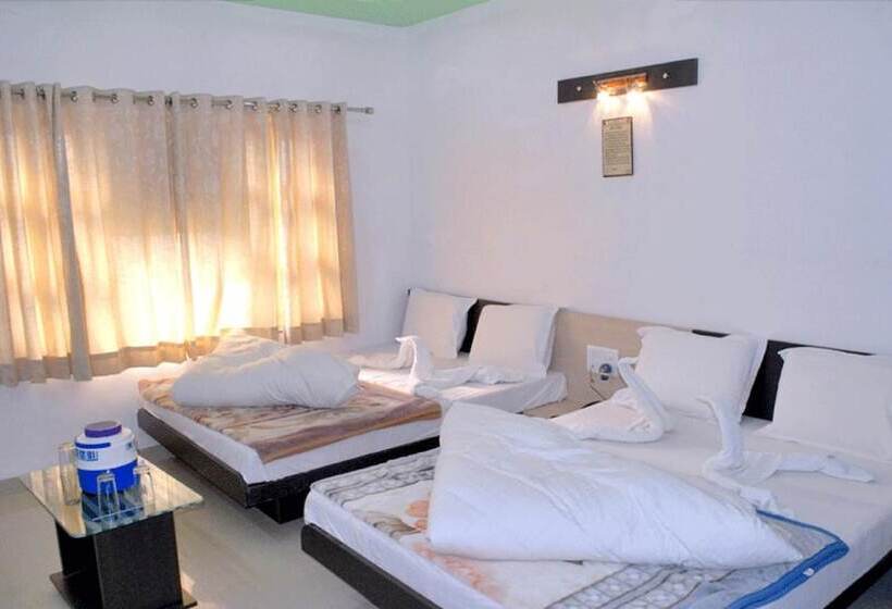 فندق Ashapura Palace By Sky Stays