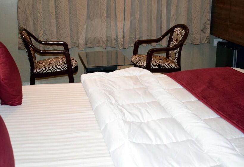 فندق Ashapura Palace By Sky Stays