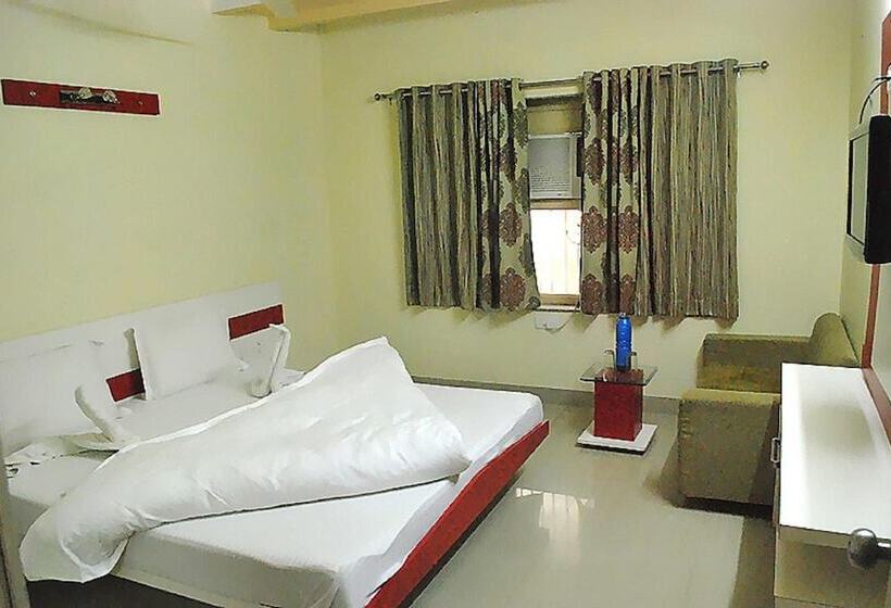 فندق Ashapura Palace By Sky Stays