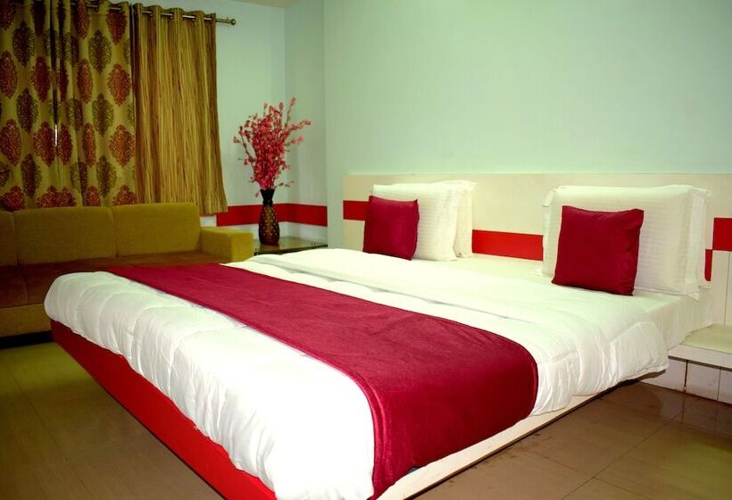 فندق Ashapura Palace By Sky Stays