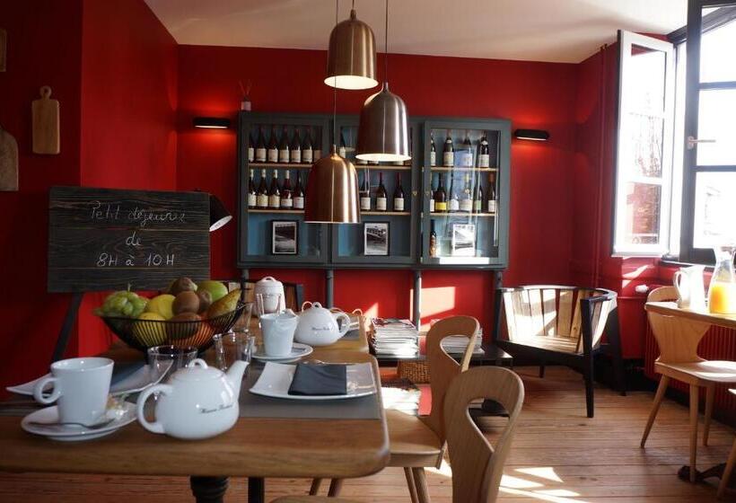 Отель Hôtel Courtille De Solutré