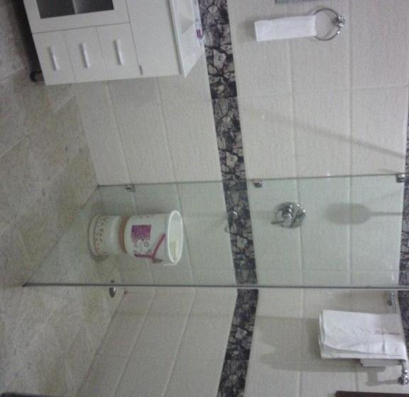 فندق Paras Residency