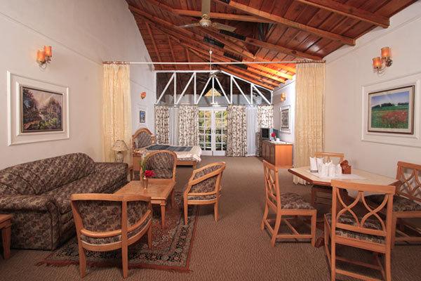 אתר נופש Neelesh Inn  A Luxury Lake View Hotel  20 Kms From Nainital