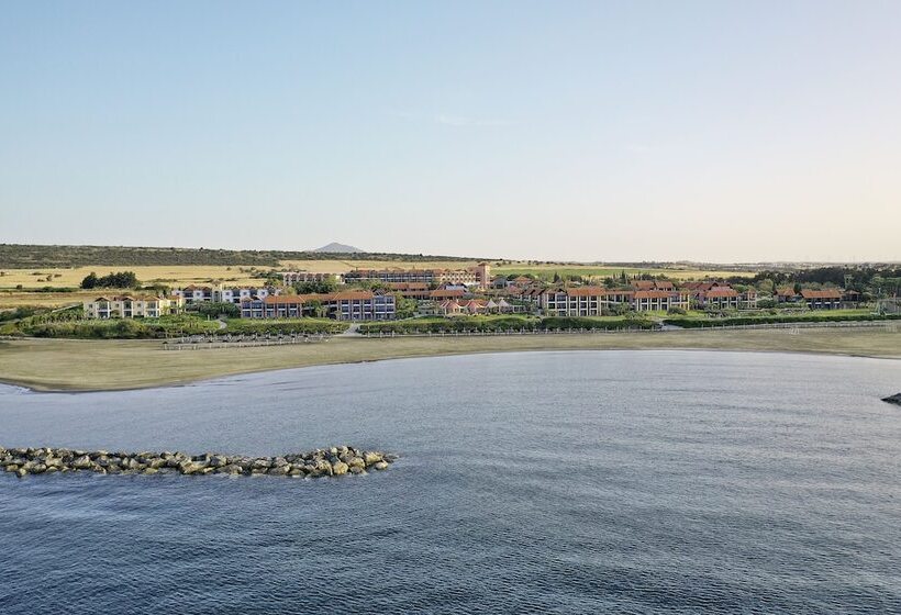 אתר נופש Robinson Cyprus