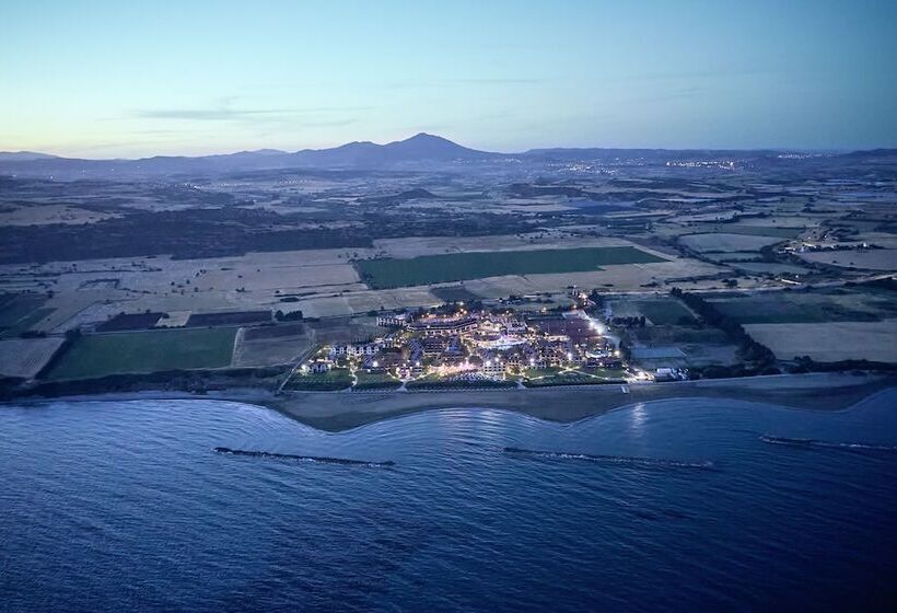 אתר נופש Robinson Cyprus