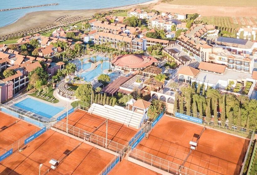 אתר נופש Robinson Cyprus