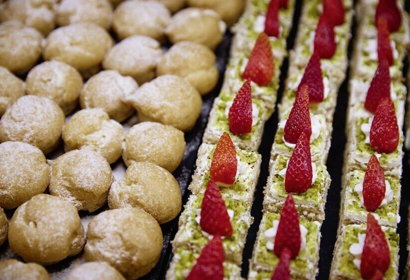 אתר נופש Robinson Cyprus