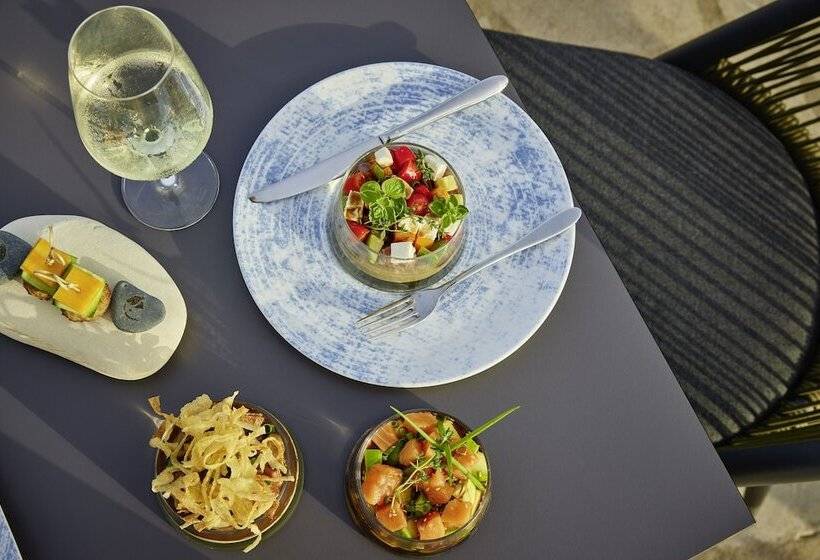 אתר נופש Robinson Cyprus