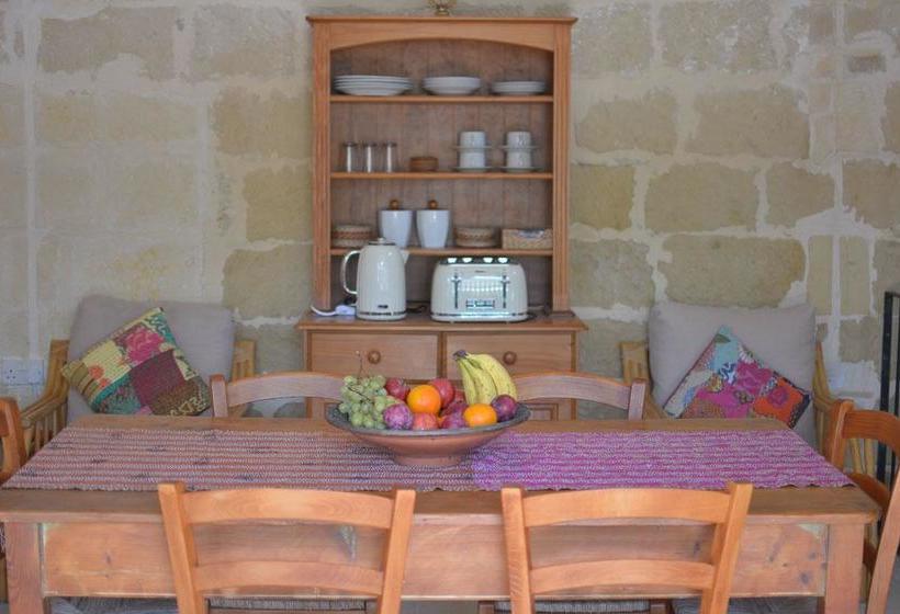 تختخواب و صبحانه Shanti Ghar Gozo