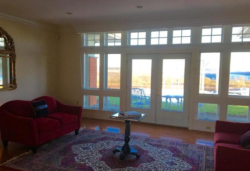 A Cayuga Lakefront Inn   Hotel Alt, Ithaca New York