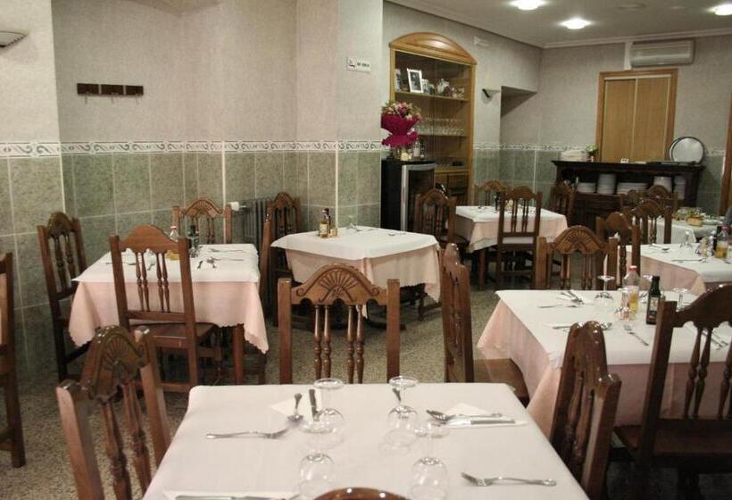 הוסטל Hostal Restaurante Raton