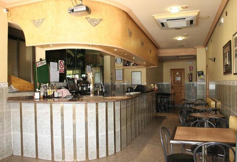 הוסטל Hostal Restaurante Raton