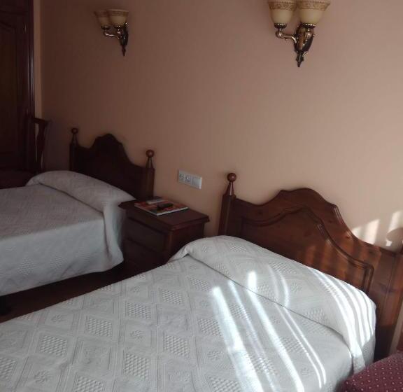 הוסטל Hostal Restaurante Raton