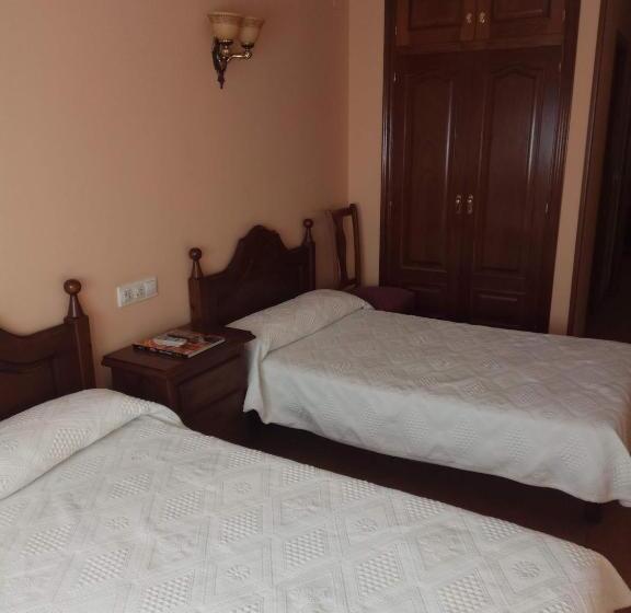 הוסטל Hostal Restaurante Raton