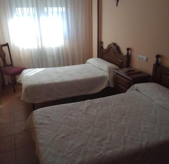 הוסטל Hostal Restaurante Raton