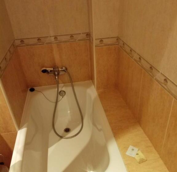 הוסטל Hostal Restaurante Raton