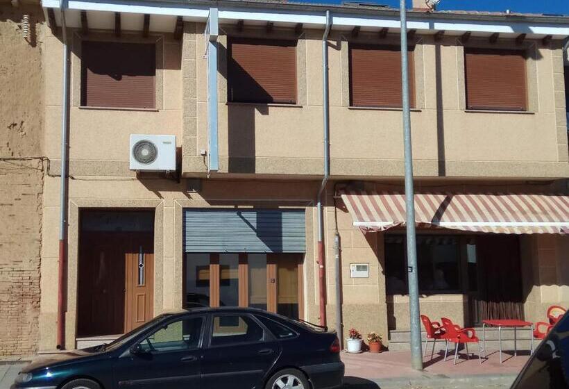 הוסטל Hostal Restaurante Raton