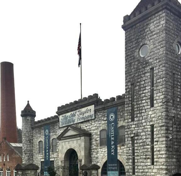 Bed and Breakfast Charred Oaks Inn