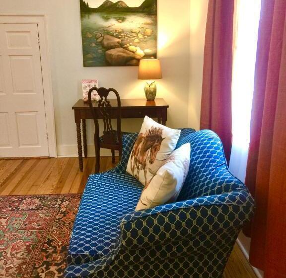 Bed and Breakfast Charred Oaks Inn