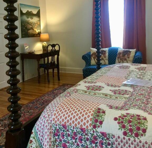 Bed and Breakfast Charred Oaks Inn