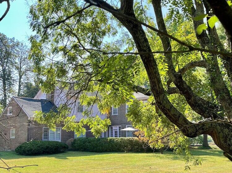 Bed and Breakfast Charred Oaks Inn