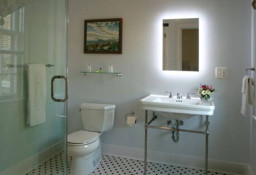 Bed and Breakfast Charred Oaks Inn