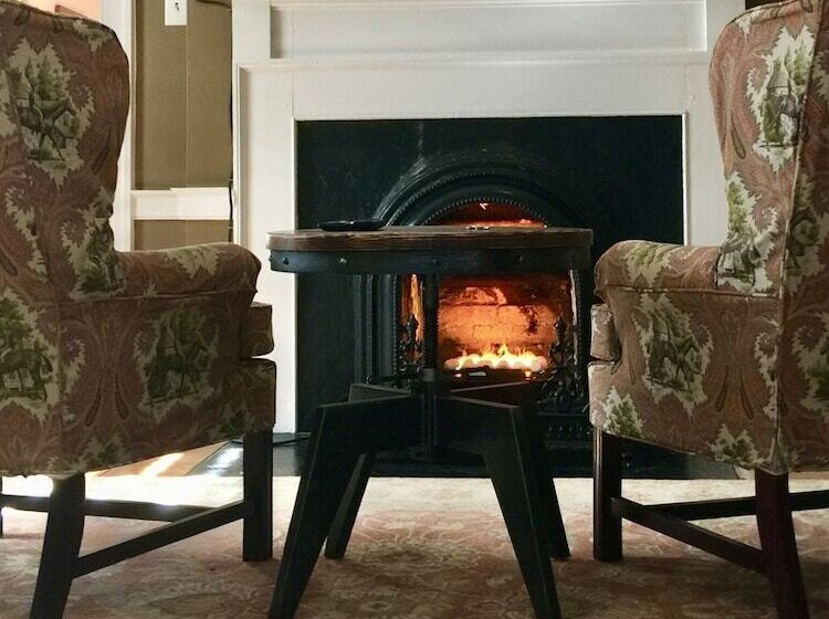 Bed and Breakfast Charred Oaks Inn