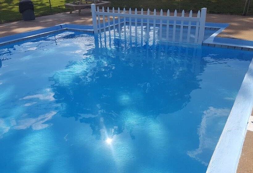 Early American Motel