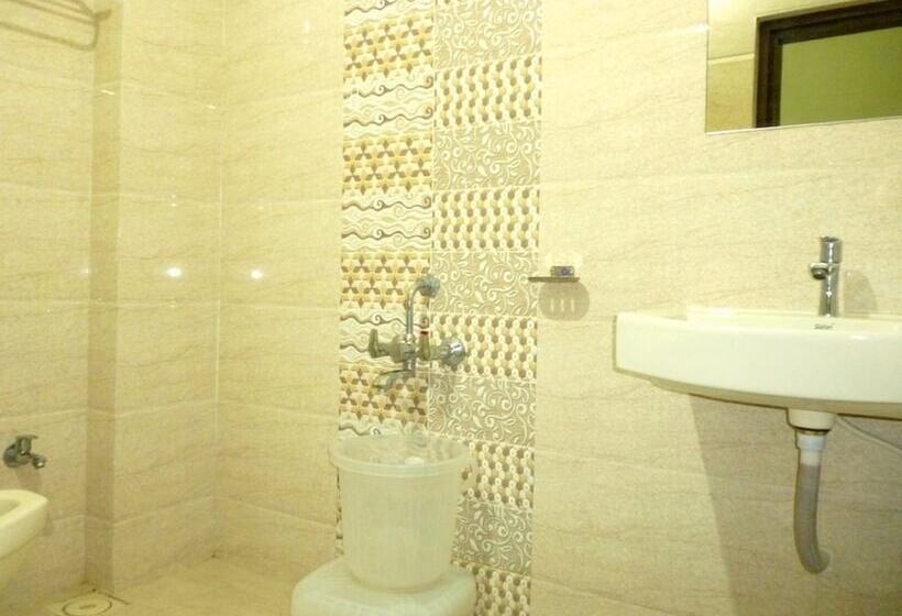 בית מלון כפרי Empire Gandhidham