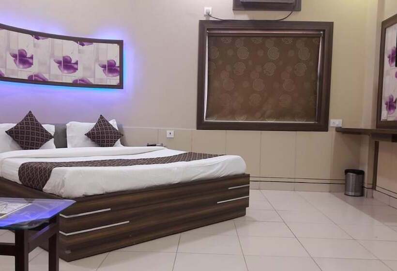 בית מלון כפרי Empire Gandhidham