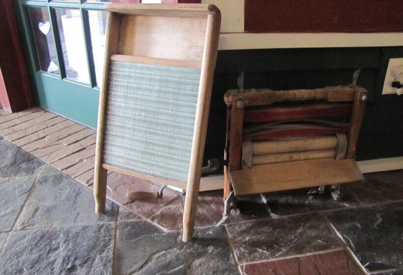 Grenfell Heritage Hotel & Suites