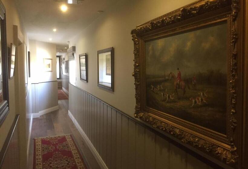 Отель Horse & Hound