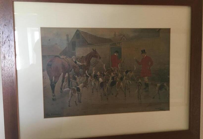 Отель Horse & Hound