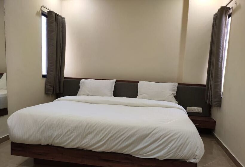 ホテル Kavya By Sky Stays