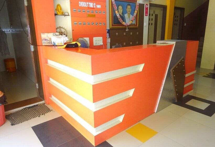 ホテル Raj Palace By Sky Stays