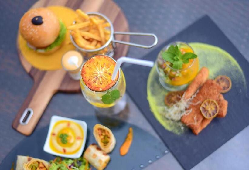 Отель The Golden Crown