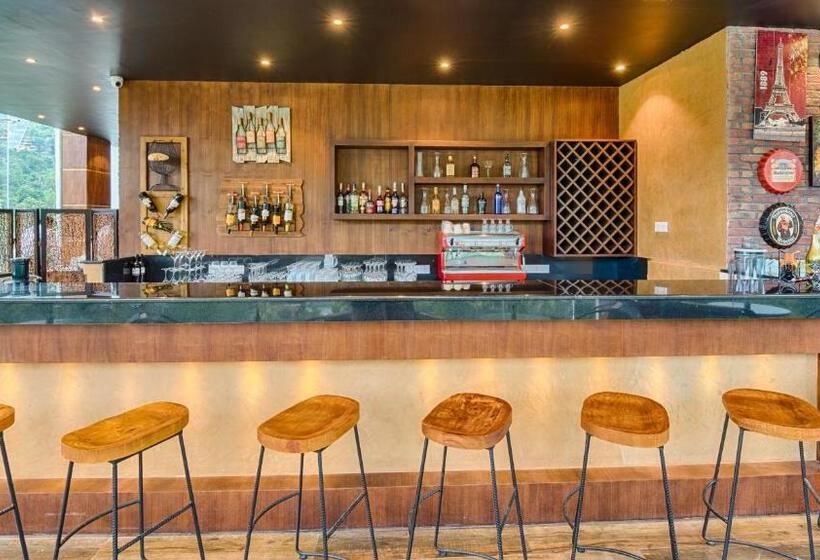 Отель The Golden Crown