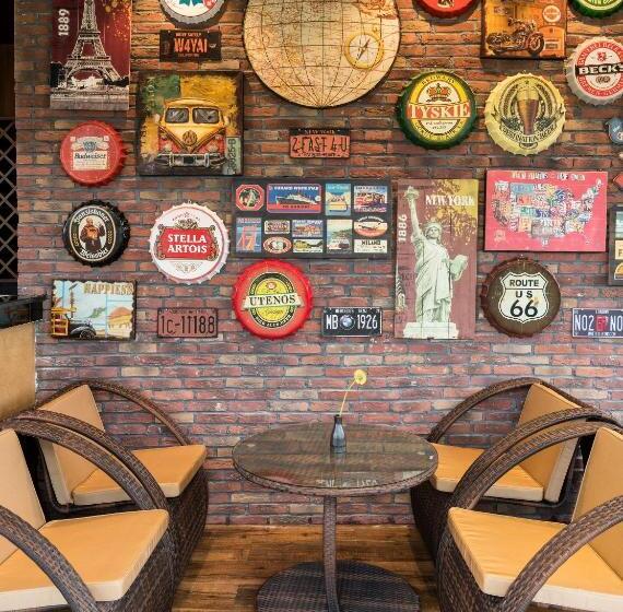 Отель The Golden Crown