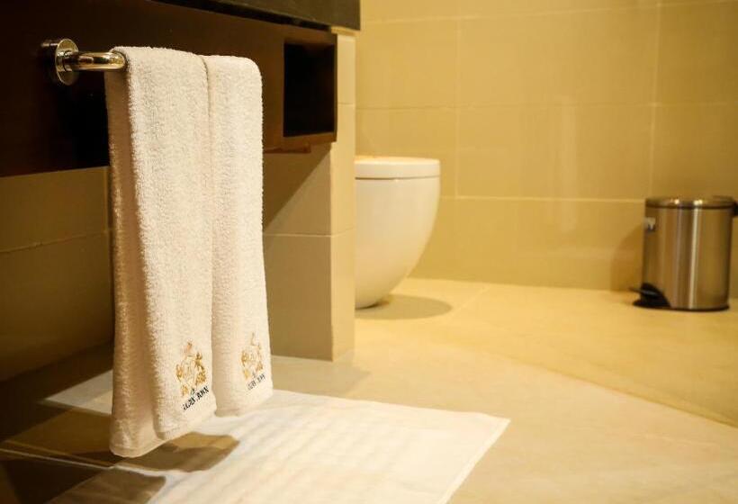 Отель The Golden Crown