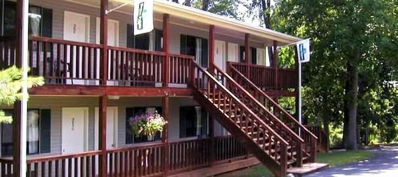 בית מלון כפרי Timber Pointe Resort