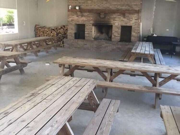 בית מלון כפרי Timber Pointe Resort