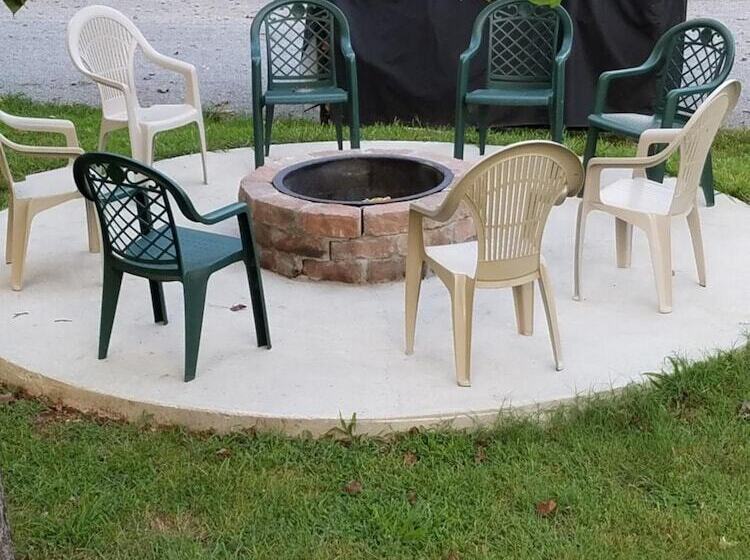 בית מלון כפרי Timber Pointe Resort