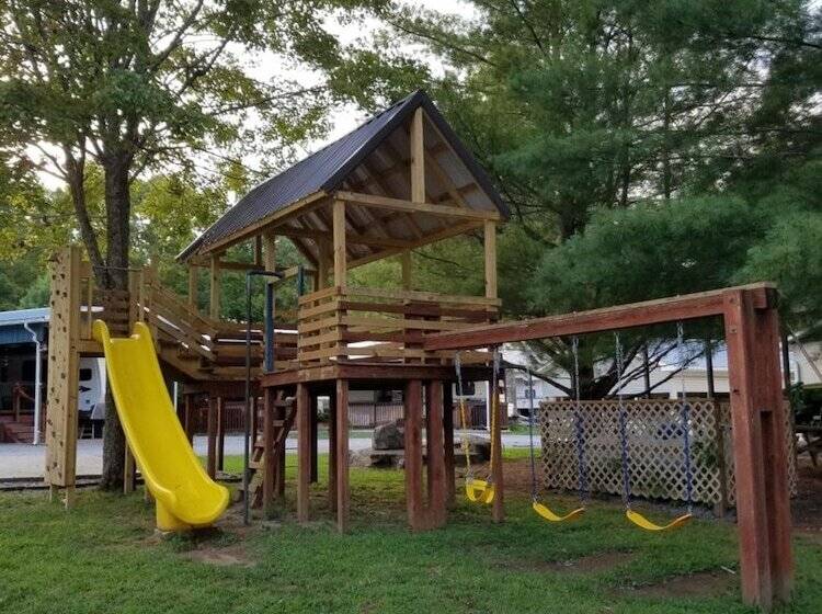 בית מלון כפרי Timber Pointe Resort