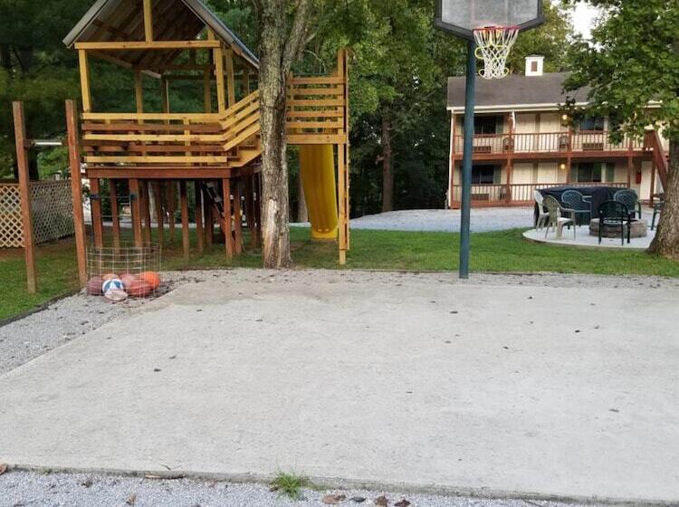 בית מלון כפרי Timber Pointe Resort