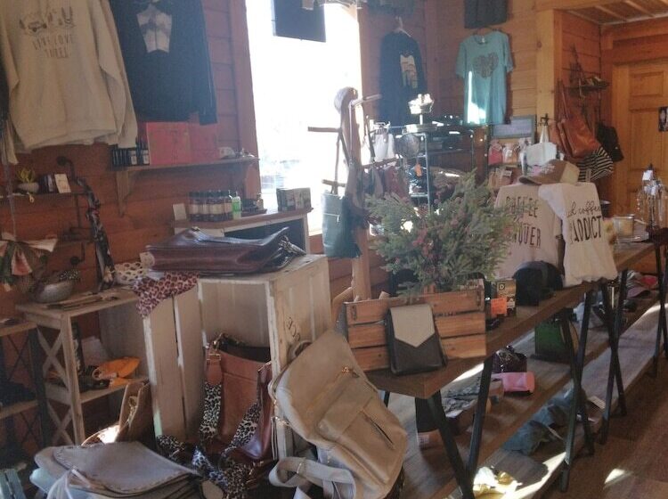 בית מלון כפרי Timber Pointe Resort