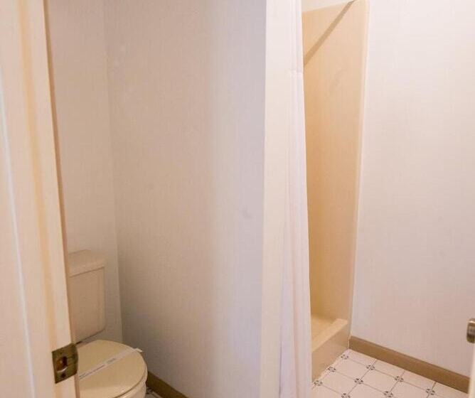 בית מלון כפרי Timber Pointe Resort