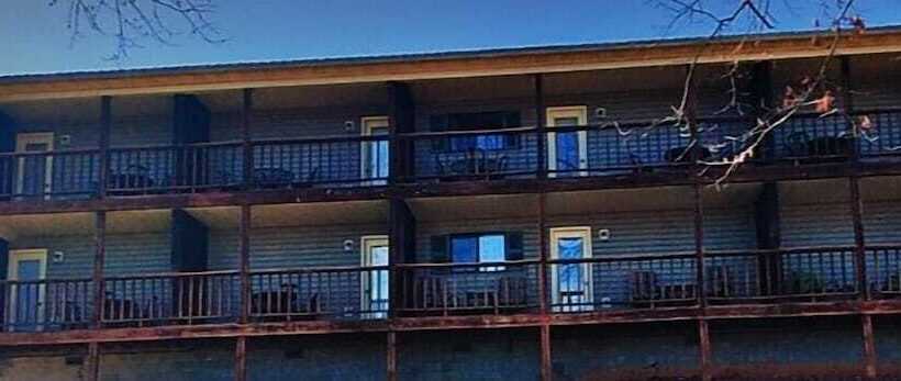 בית מלון כפרי Timber Pointe Resort