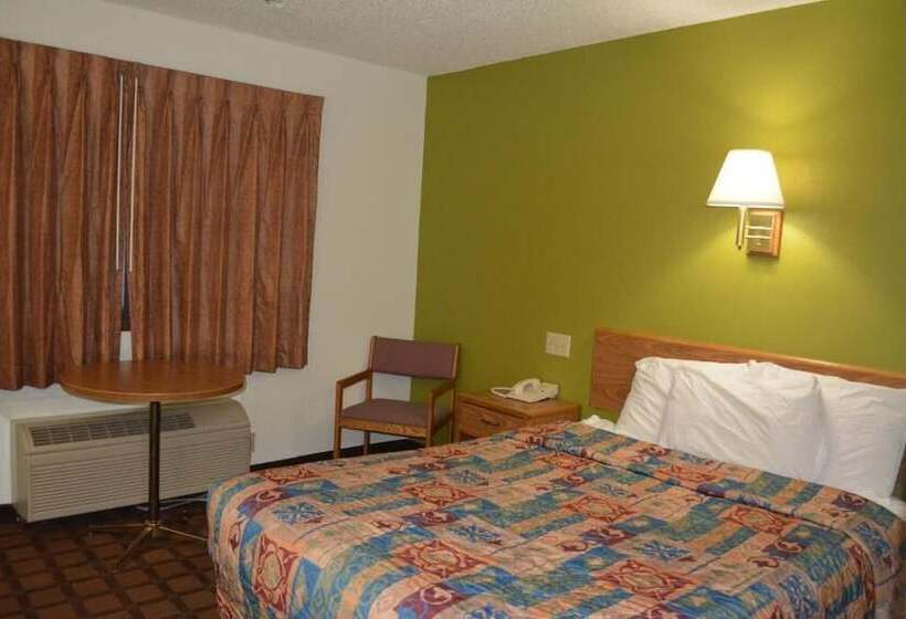 モーテル Bloomer Inn & Suites