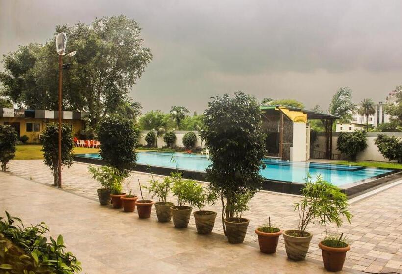 Solitaire Hotel And Resorts